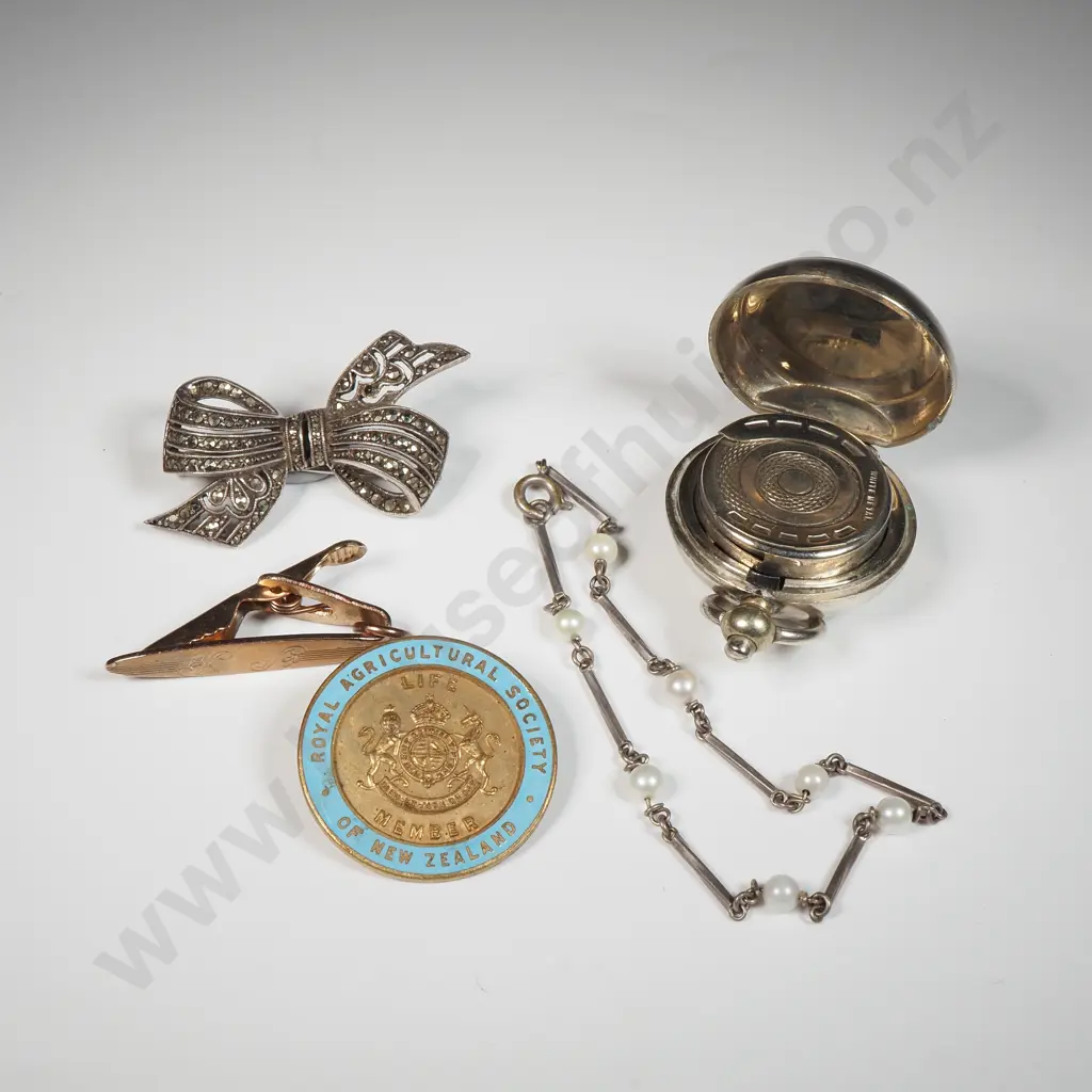 Assorted Vintage Jewellery Items incl Sovereign Case Image 1++
