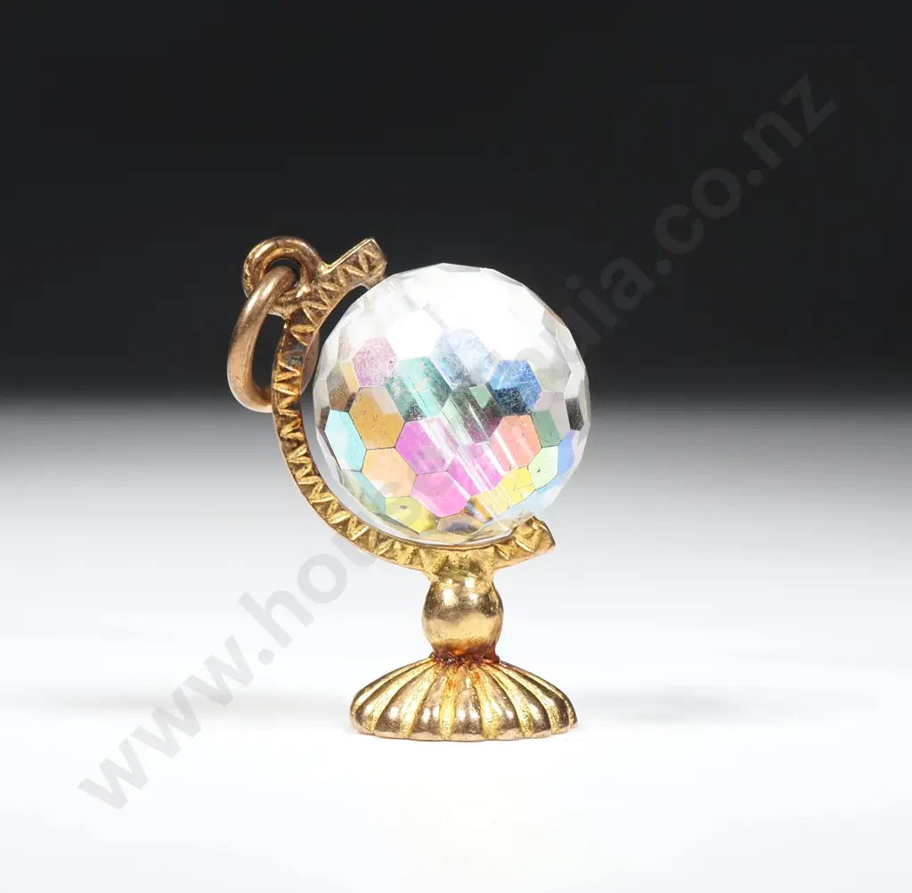 9ct Gold Globe Pendant Image 1++