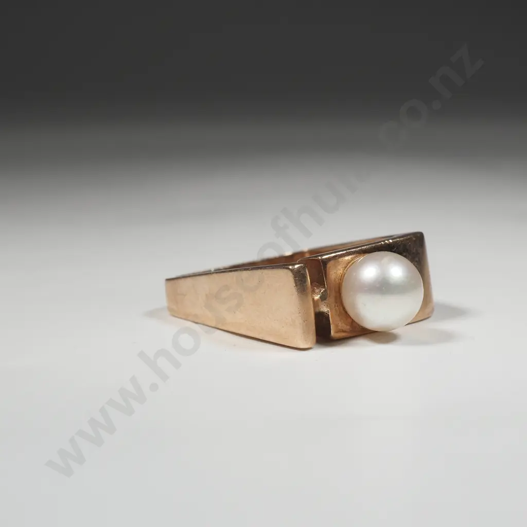 Modern 9ct Gold Pearl Ring Image 1++