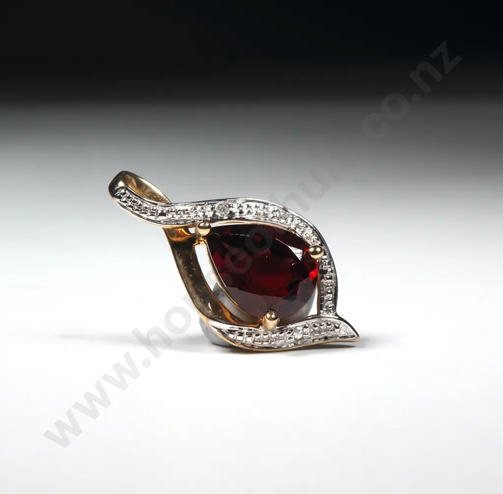 9ct Gold Red gem Pendant Image 1++