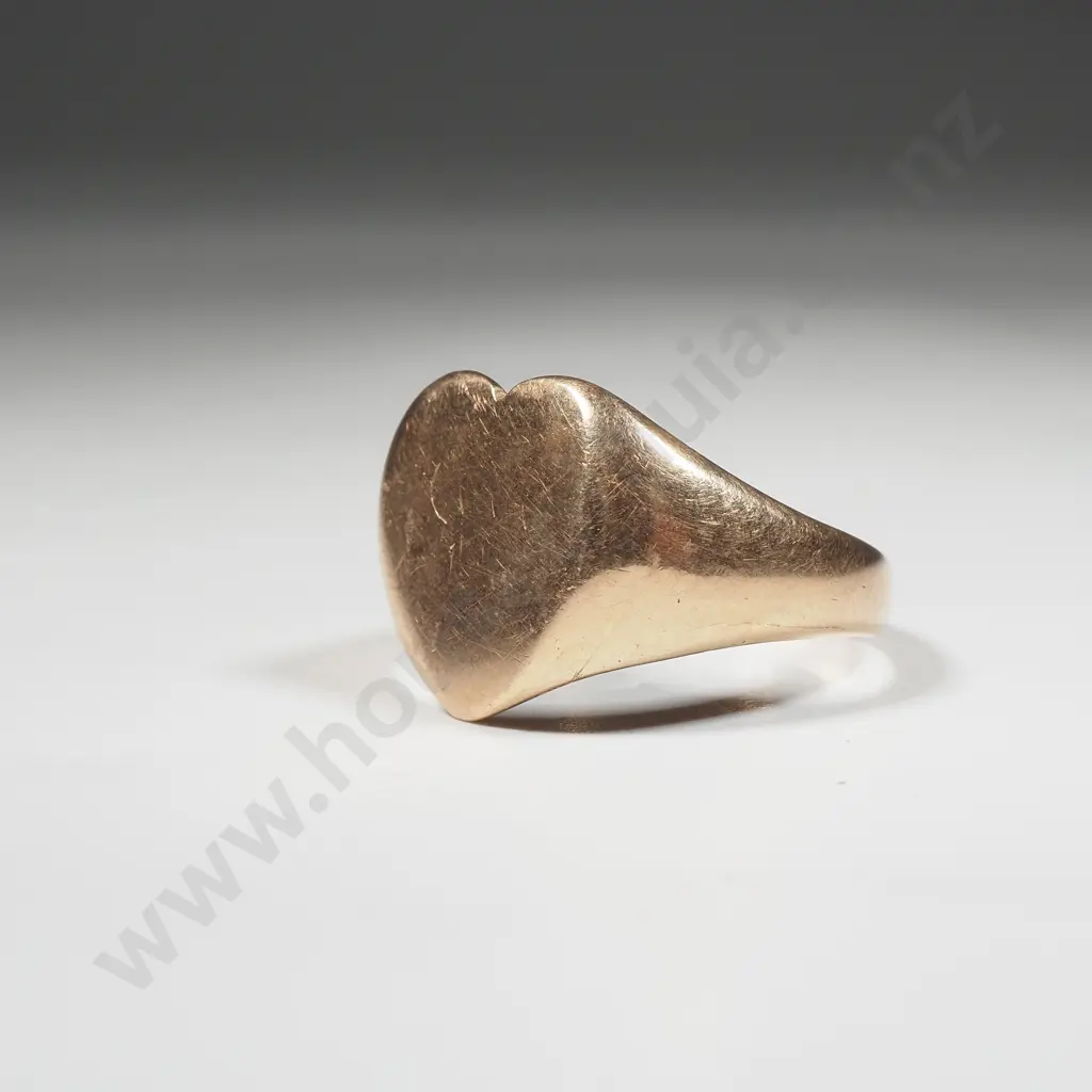 9ct Gold Heart Shaped Signet Ring Image 1++