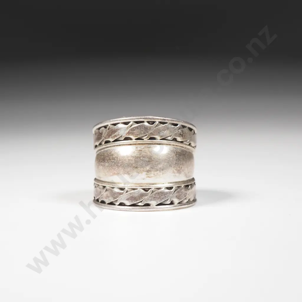 Decorative Silver Ring Image 1++