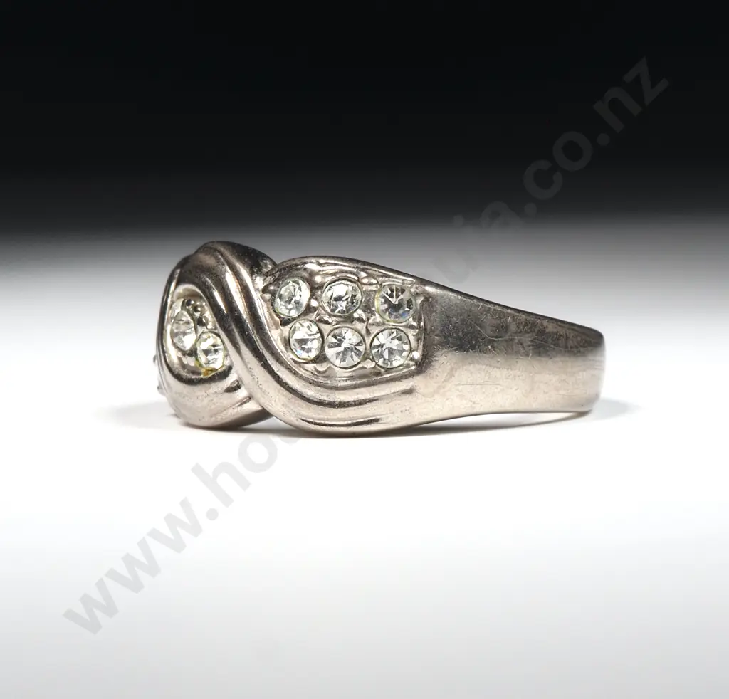 Costume Silver Toned Dress Ring w Diamond Coloured Gems. Image 1++