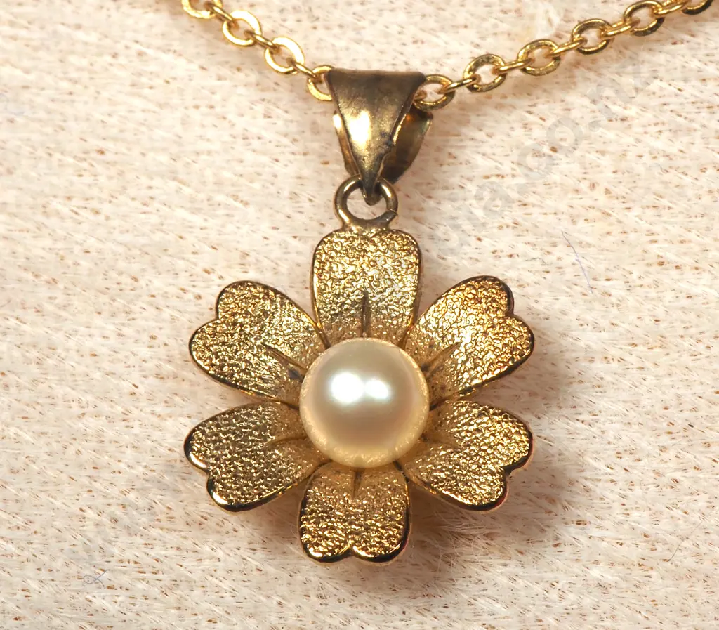 Boxed Toyomoto 24ct Rolled Gold Chain & Cultured Pearl Pendant. Image 1++