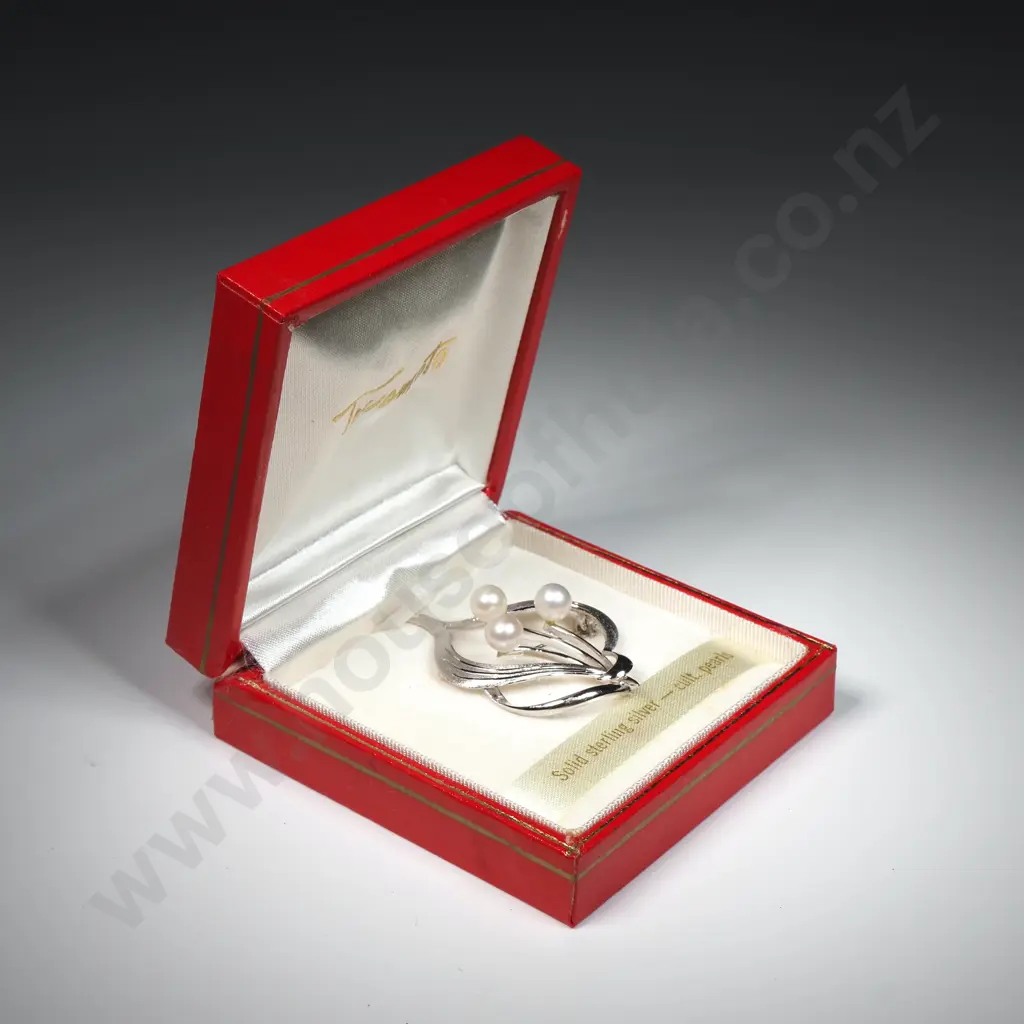 Boxed Toyomoto Sterling Silver & Cultured Pearl Brooch. Image 1++