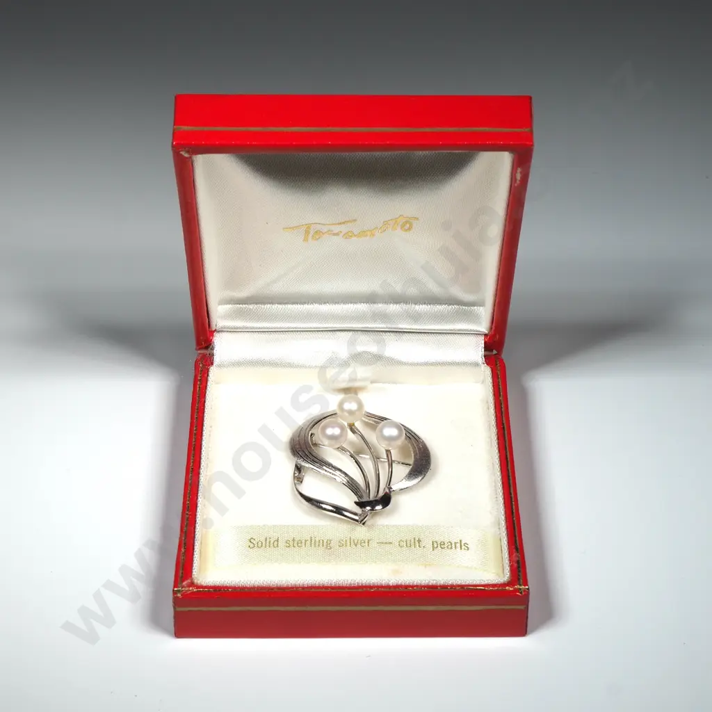 Boxed Toyomoto Sterling Silver & Cultured Pearl Brooch. Image 1++