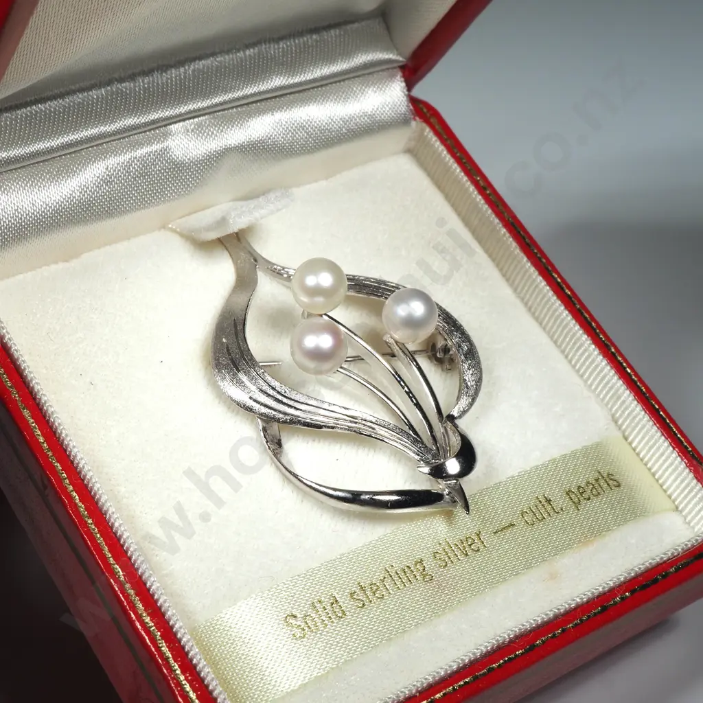 Boxed Toyomoto Sterling Silver & Cultured Pearl Brooch. Image 1++
