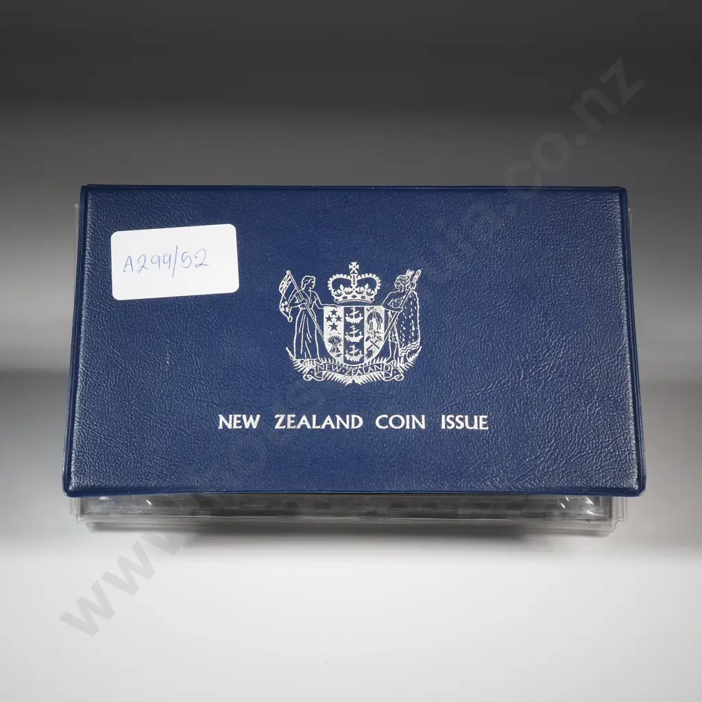 1977 New Zealand Proof Set w Silver One Dollar Coin  Image 1++