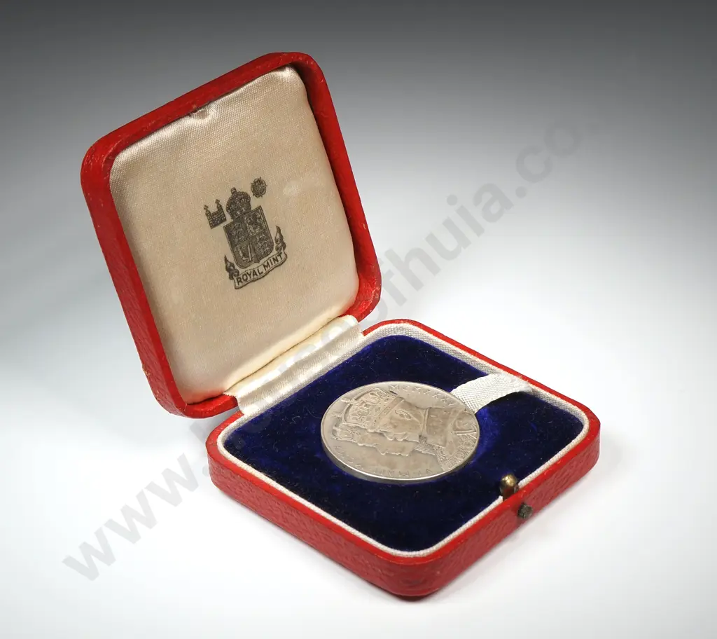 1935 United Kingdom Cased Silver Jubilee Token  Image 1++