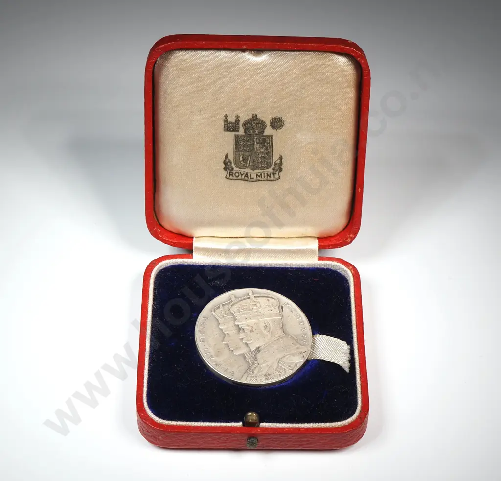 1935 United Kingdom Cased Silver Jubilee Token  Image 1++
