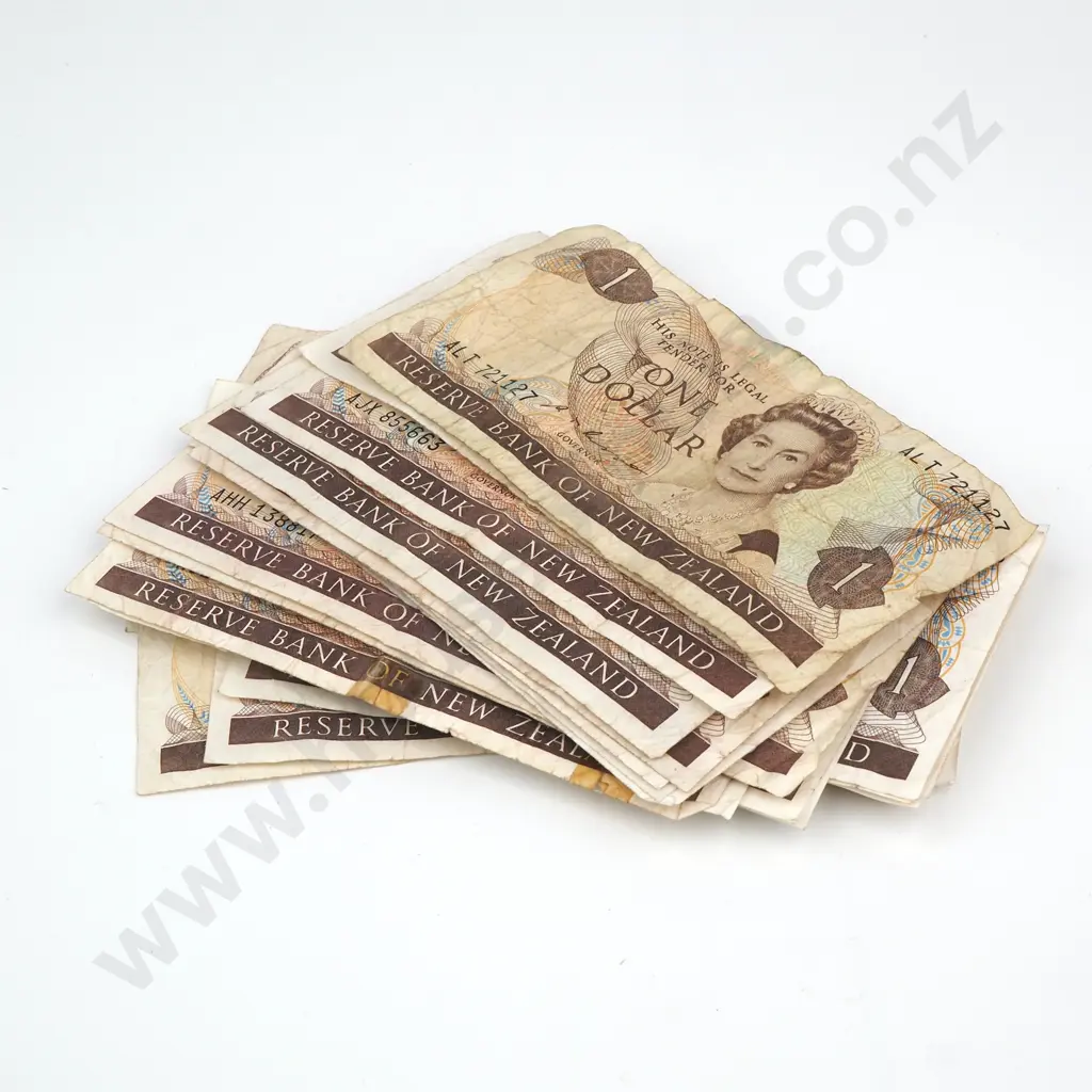 29 New Zealand Russell One Dollar Banknotes - Circulated Condition  Image 1++
