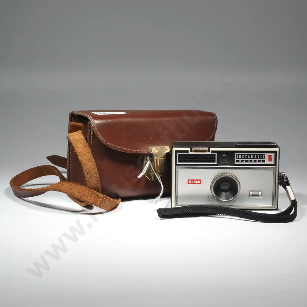 Kodak Instamatic Camera 100 w Case Complete w Five Flash Bulbs Image 1++