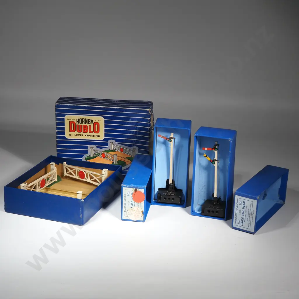 Hornby Dublo Gauge 00 Di Level Crossing & 2 x Single Arm Signals Image 1++