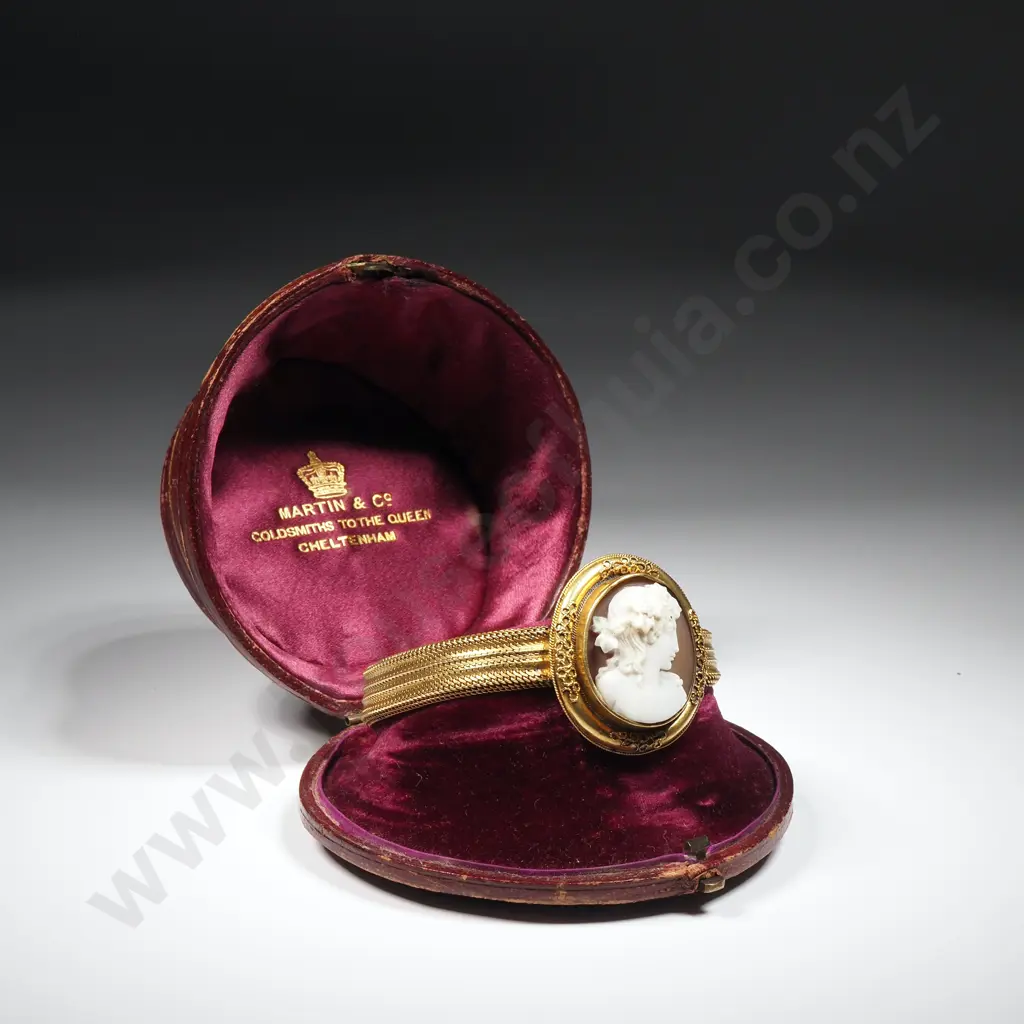 Antique 15ct Gold Cameo Bracelet in Impressive Antique Case Image 1++