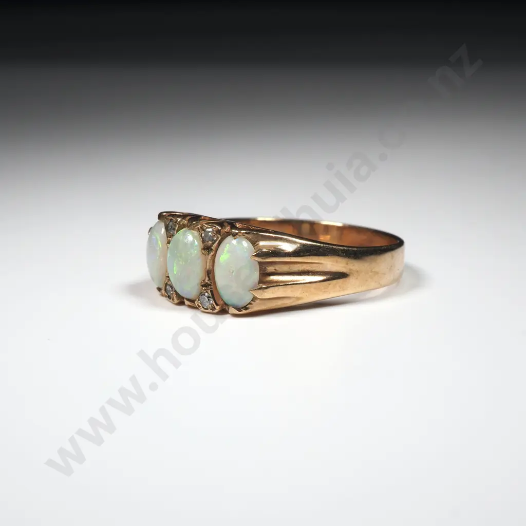 Vintage 9ct Gold Opal & Diamond Ring Image 1++