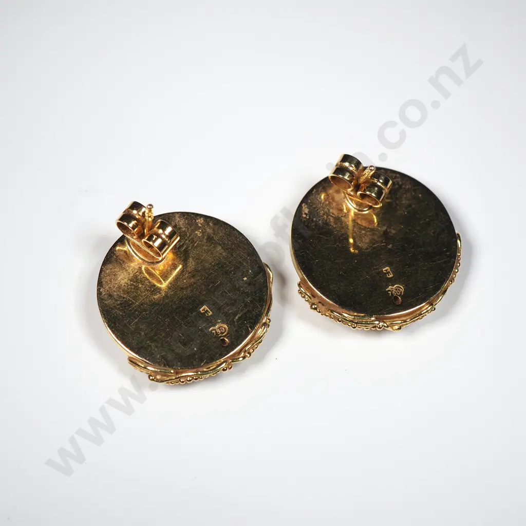 Stylish 18ct Gold Mabe Pearl Earrings Image 1++