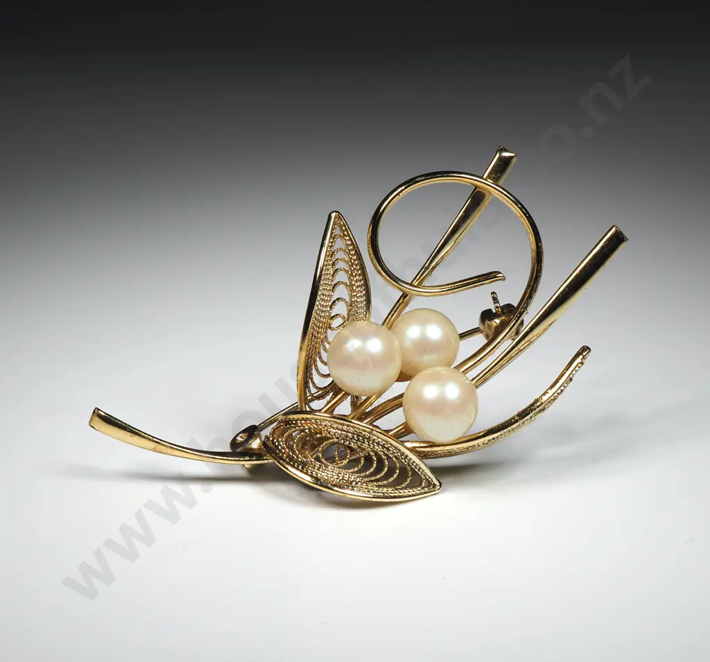 Vintage Gold Tone Faux Peral Costume Brooch Image 1++