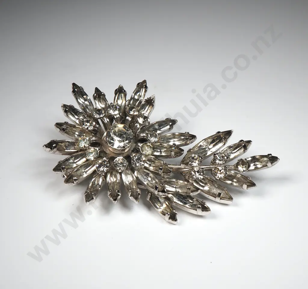 Jewel Crest Vintage Diamante & Silver Tone Floral Brooch Image 1++