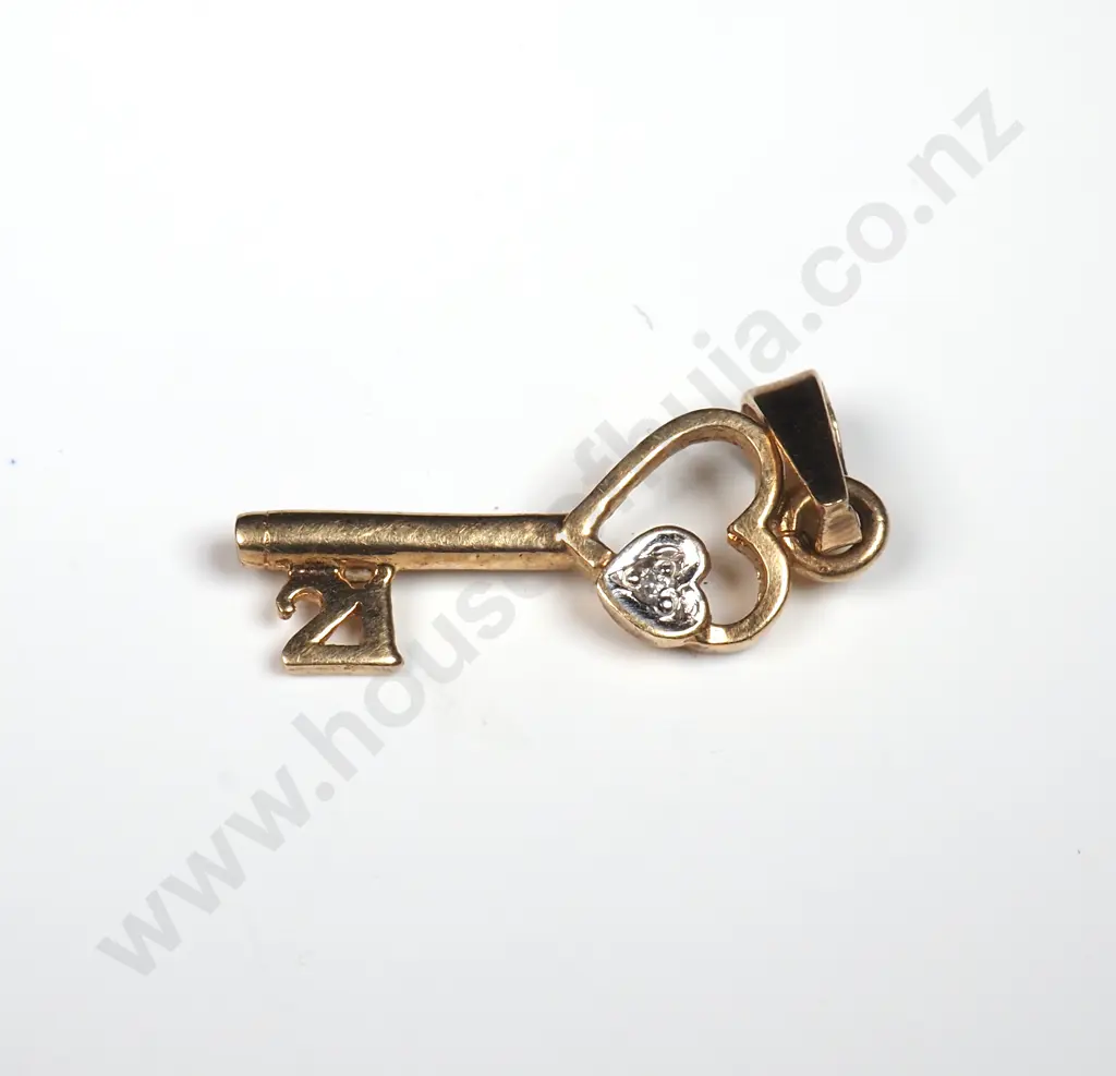 9ct Gold Key Pendant Image 1++