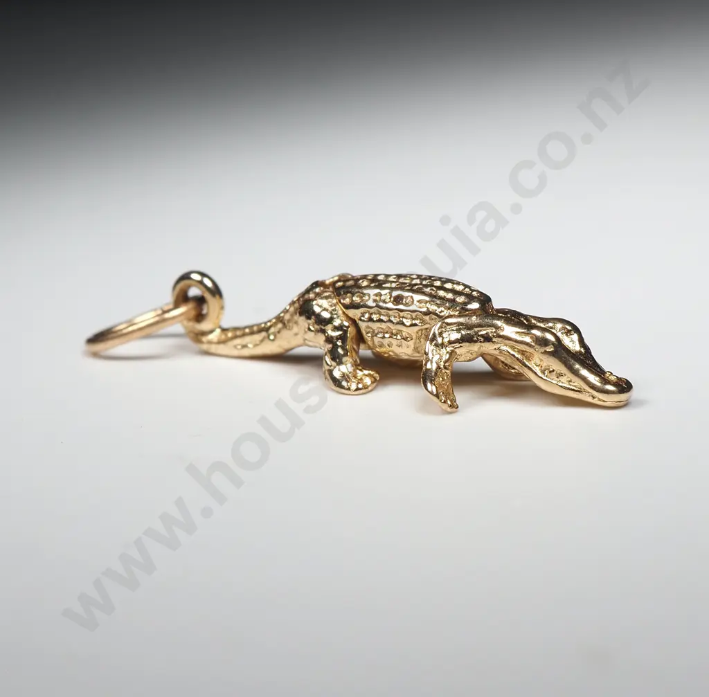 9ct Gold Crocidile Pendant Image 1++