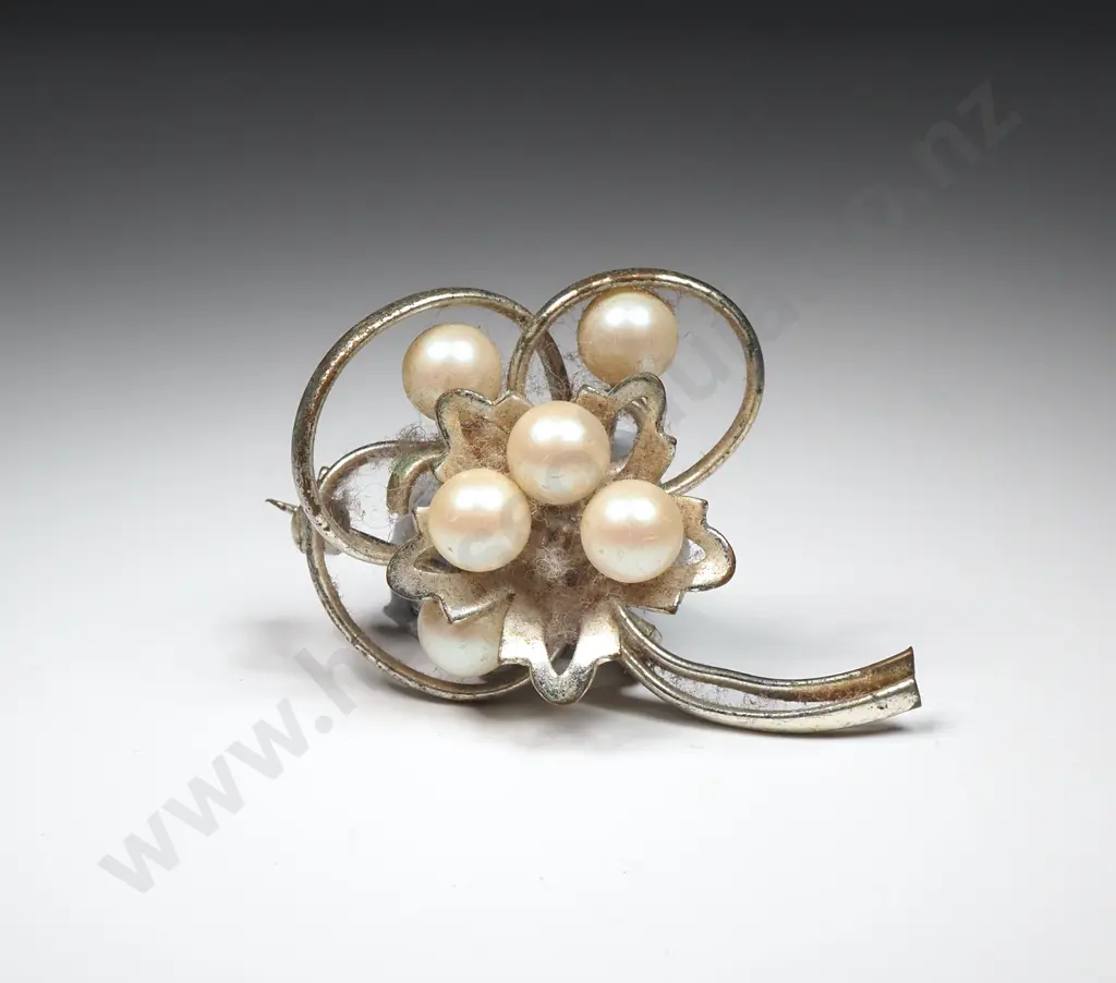 Vintage Silver Tone Faux Pearl Costume Brooch Image 1++