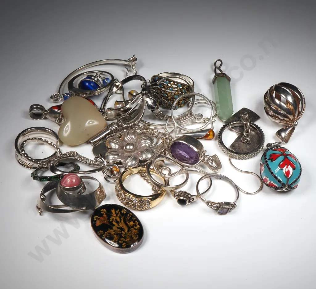 Assorted Lot of Costume Jewellery. Image 1++