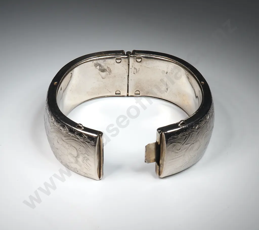 Large Base Metal Hinged Bangle A/F Image 1++
