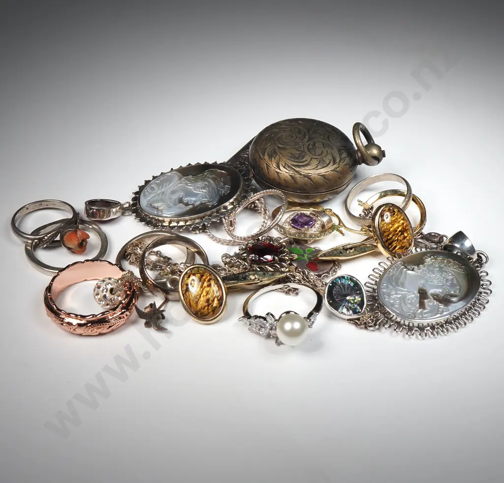 Assorted Lot of Costume Jewellery Image 1++