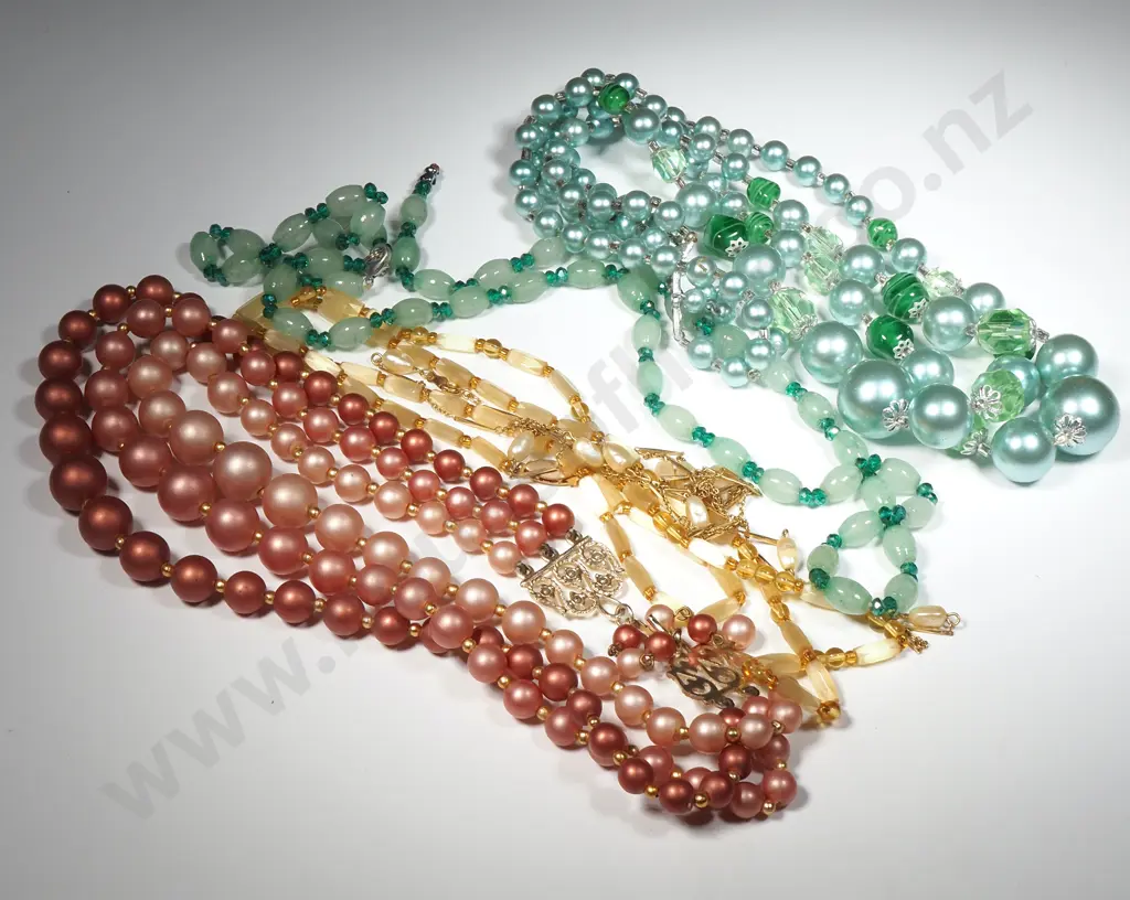 Assorted Vintage Quality Costume Brooches Image 1++