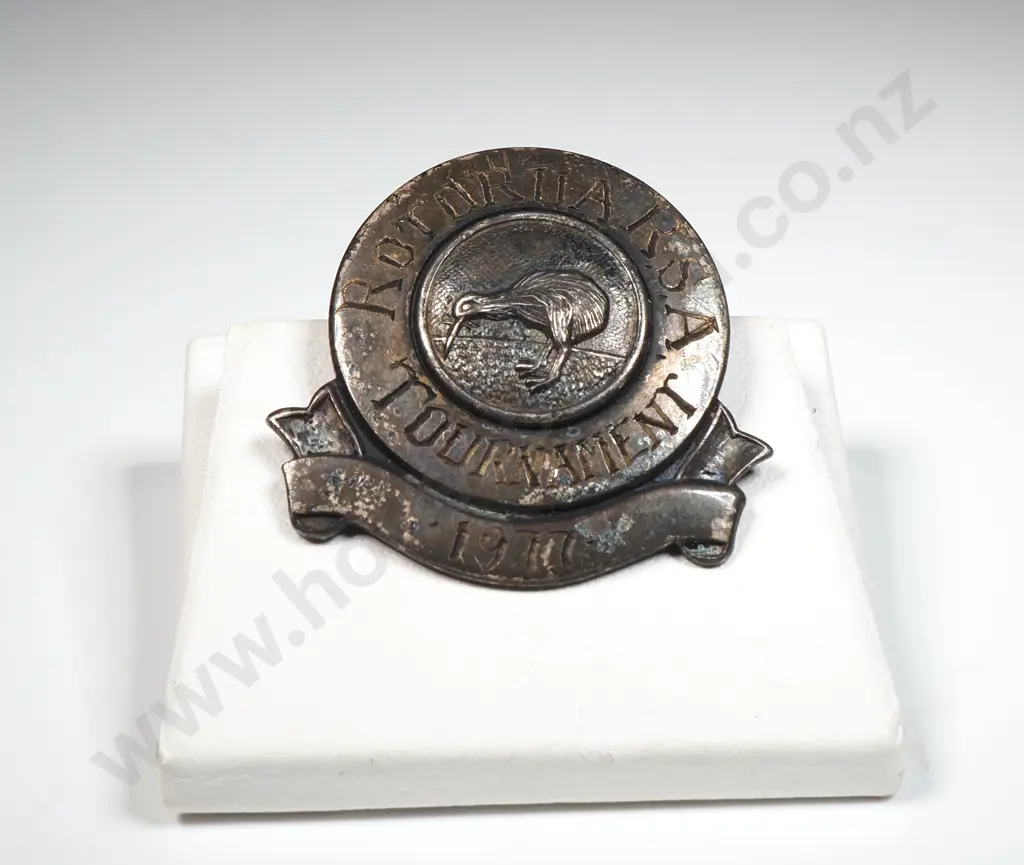 Rotorua RSA Tournament Badge 1977 w Central Kiwi Motif  Image 1++