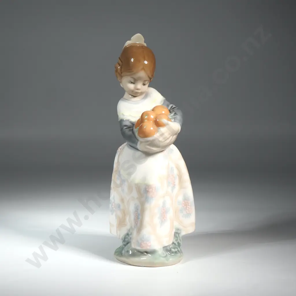 Lladro Figurine - 'Valencia Girl w Basket Of Oranges' Image 1++