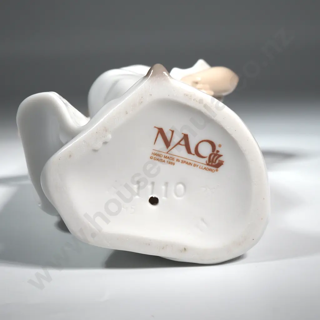 Vintage LLadro Nao Figurine 'How Pretty' Model Image 1++