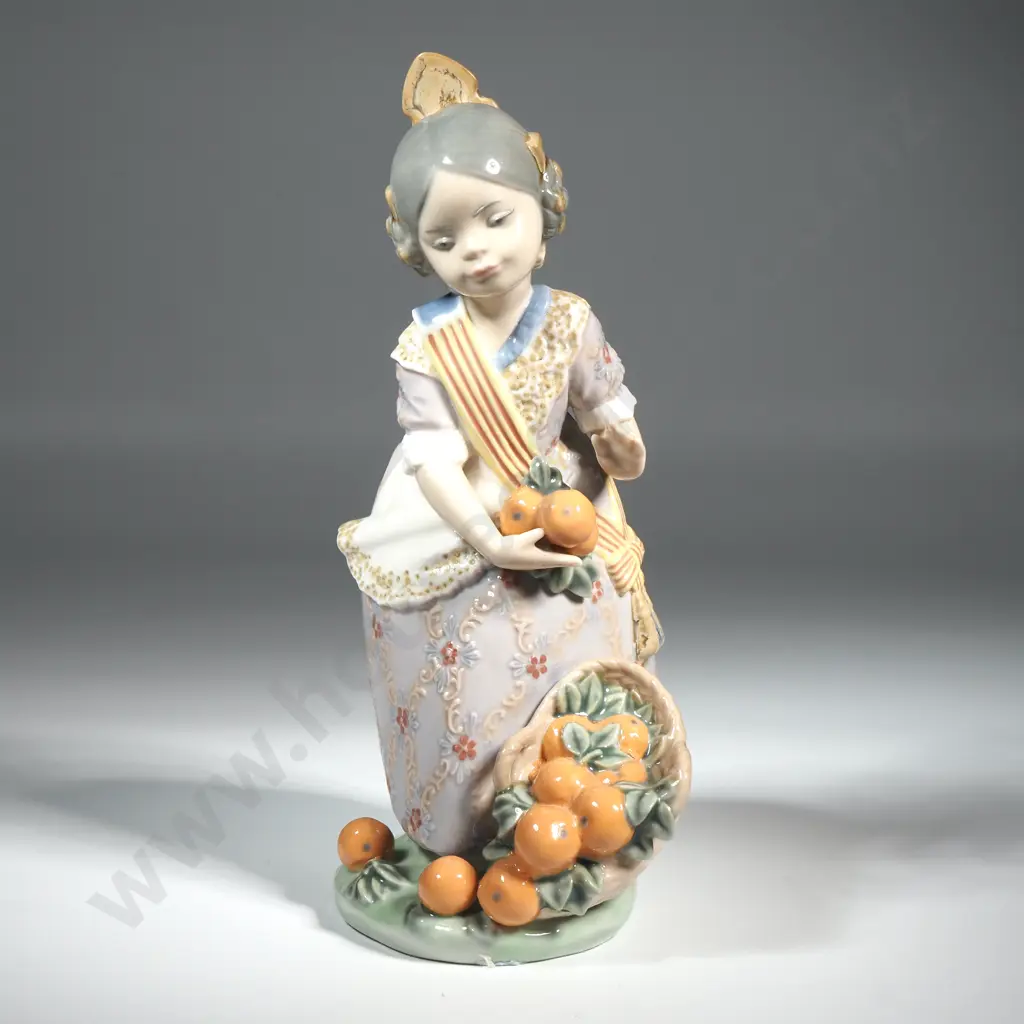Lladro Figurine 'Miss Valencia'  Model Image 1++