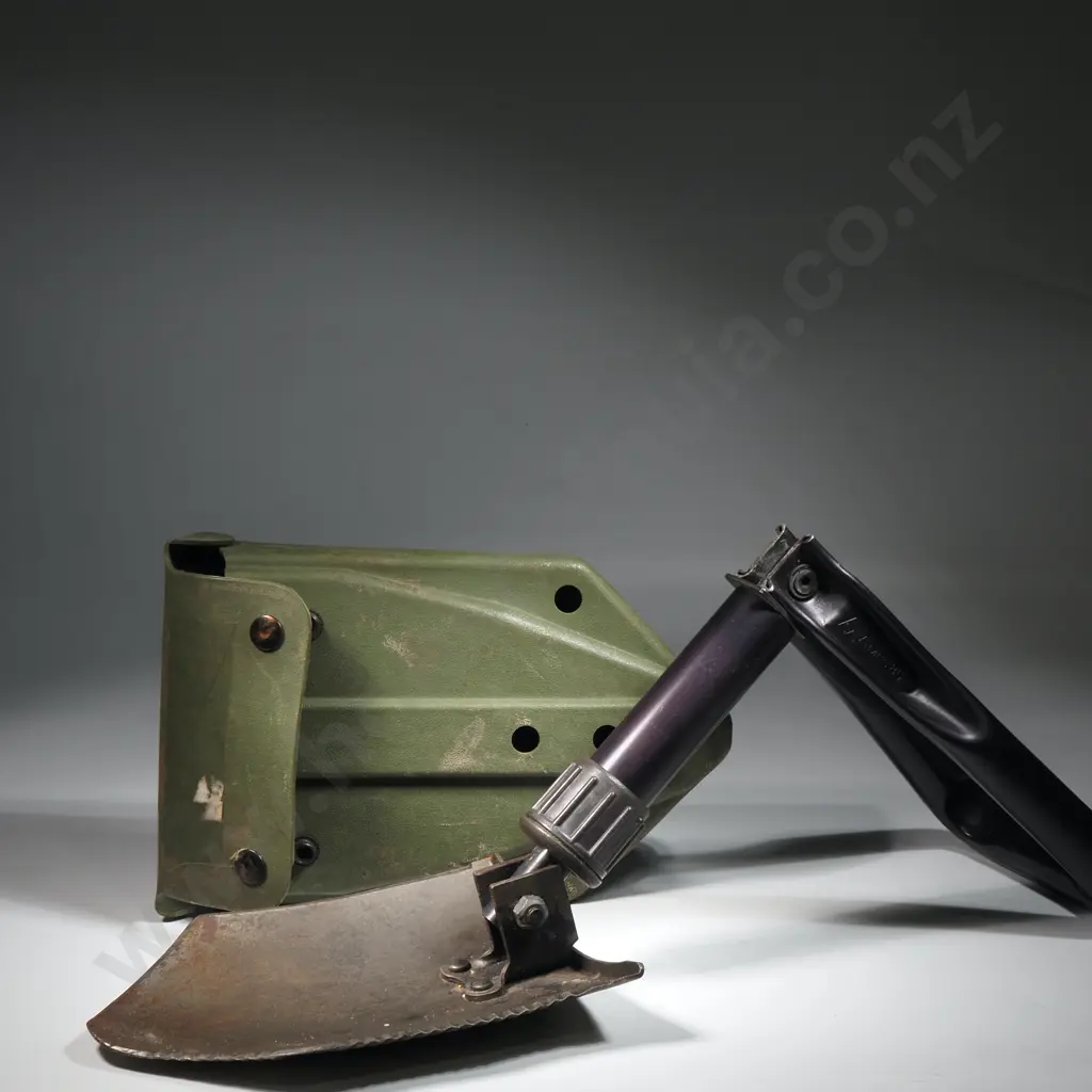 Ames 85 Folding Sovel in Rubberised/Plastic Pouch. Image 1++