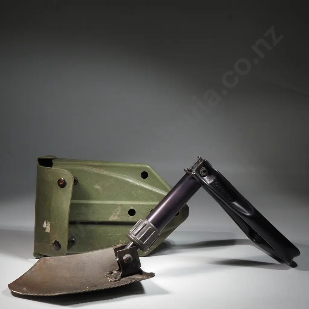 Ames 85 Folding Sovel in Rubberised/Plastic Pouch. Image 1++