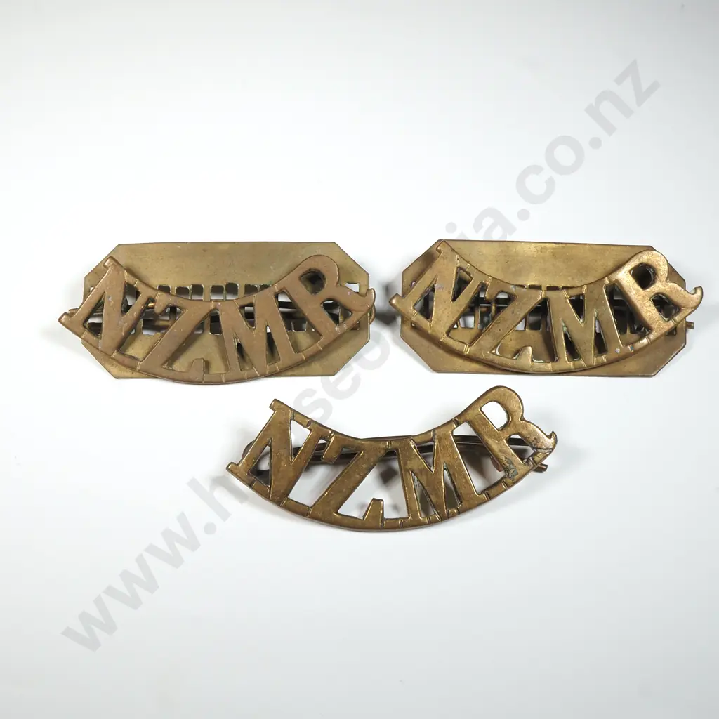 Three WW1 NZMR Shoulder Titles  Image 1++