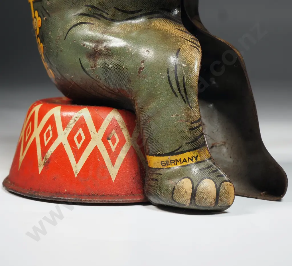 Tin Plate Wind-up Circus Elephant A/F Image 1++