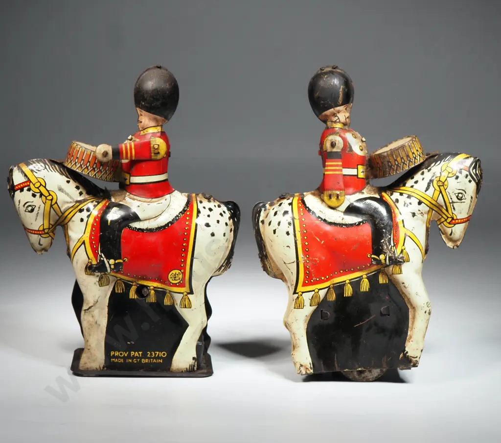 Vintage Tin Plate Wind up Pair of Soldiers on Horses Playing drums Image 1++