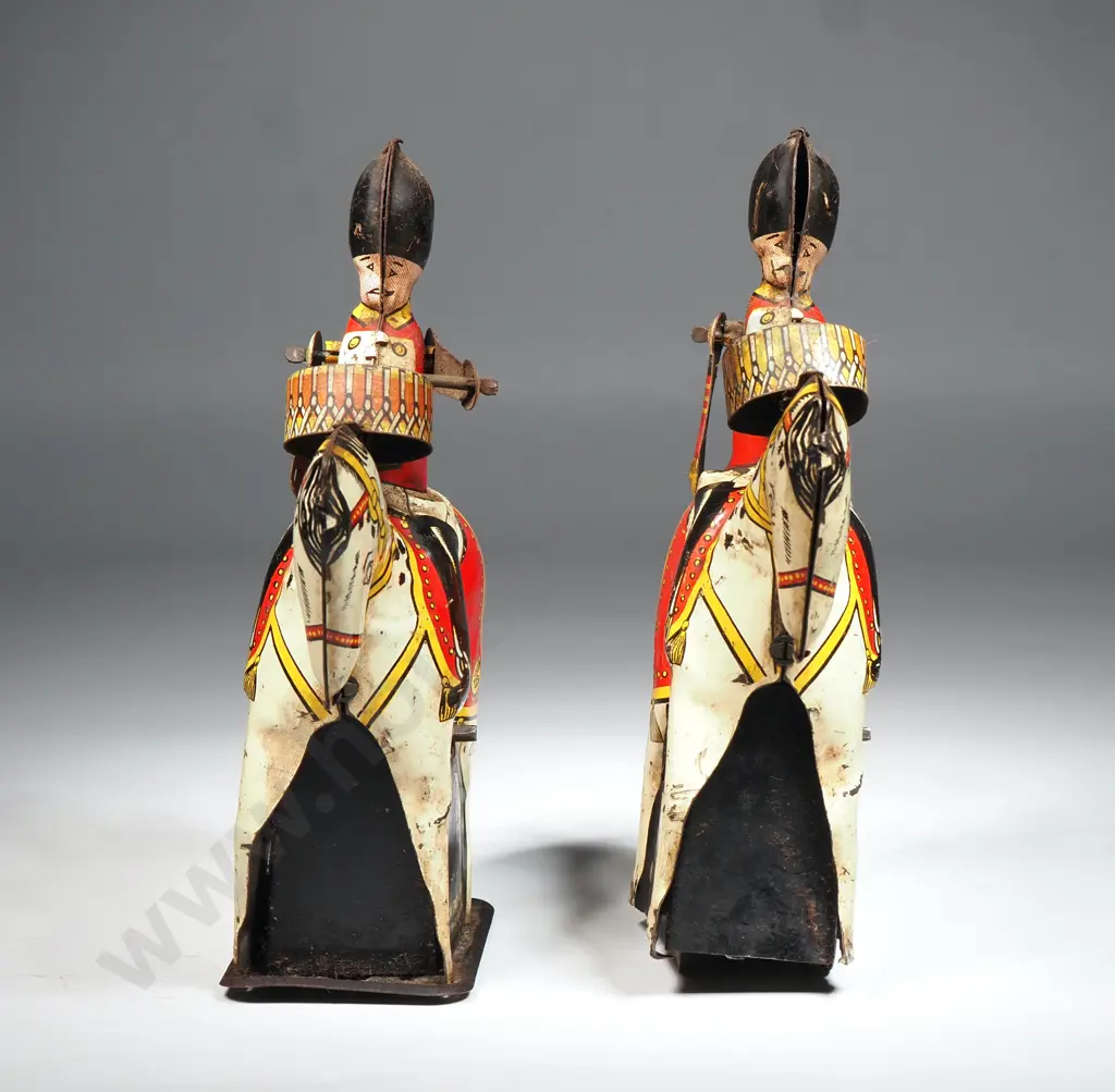 Vintage Tin Plate Wind up Pair of Soldiers on Horses Playing drums Image 1++