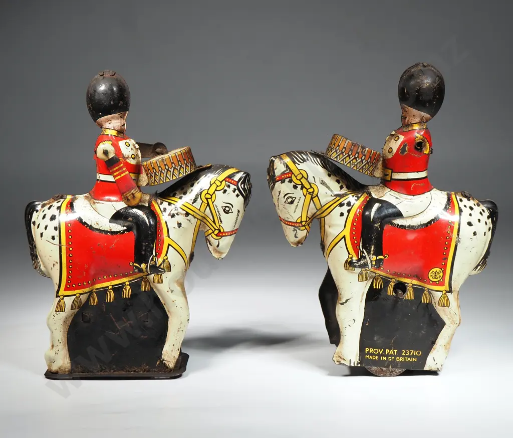 Vintage Tin Plate Wind up Pair of Soldiers on Horses Playing drums Image 1++