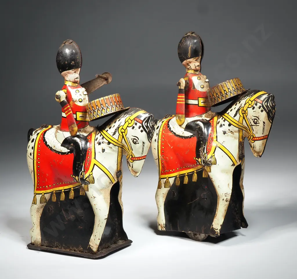 Vintage Tin Plate Wind up Pair of Soldiers on Horses Playing drums Image 1++