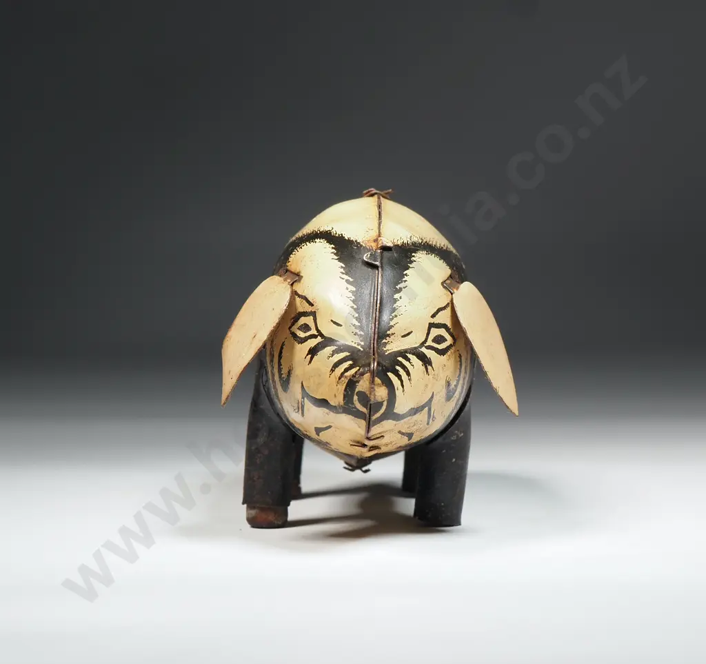 Vintage Tin Plate Wind-up Pig- (Working order- without key) Made in Great Britain Image 1++