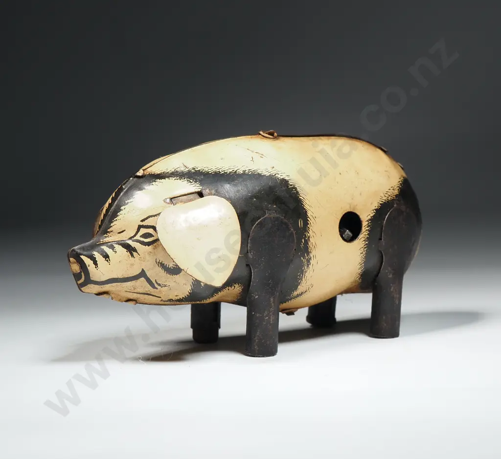 Vintage Tin Plate Wind-up Pig- (Working order- without key) Made in Great Britain Image 1++