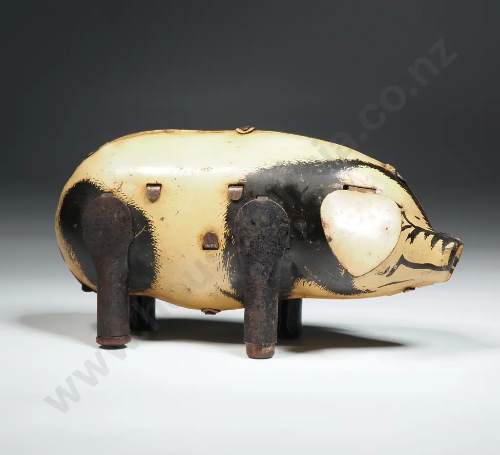 Vintage Tin Plate Wind-up Pig- (Working order- without key) Made in Great Britain Image 1++