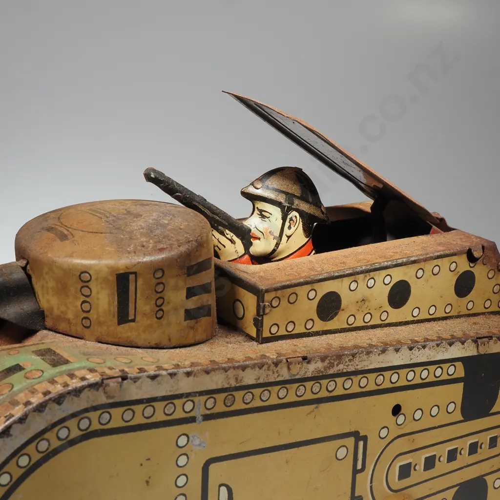 Marx - Tin Lithograph 'Doughboy' Tank with Pop-up Solider Image 1++