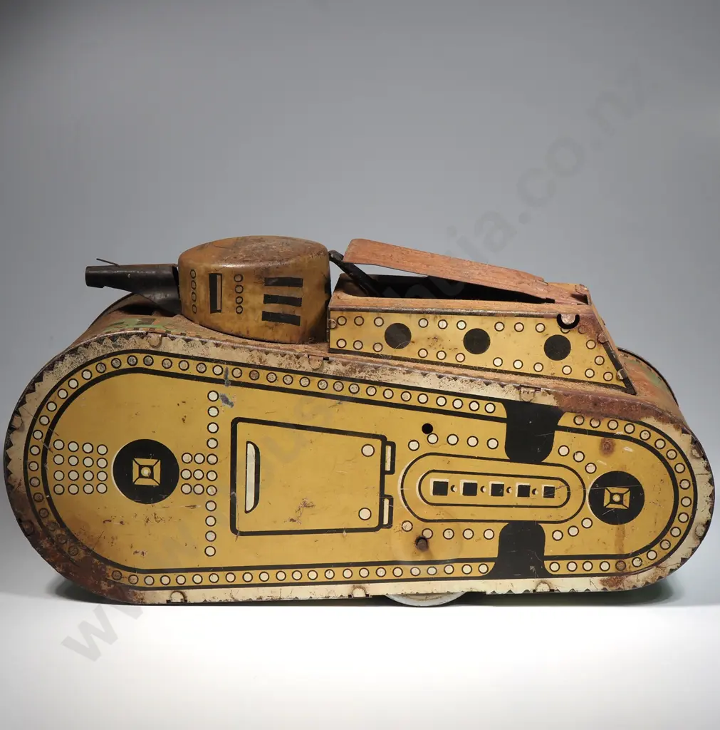 Marx - Tin Lithograph 'Doughboy' Tank with Pop-up Solider Image 1++