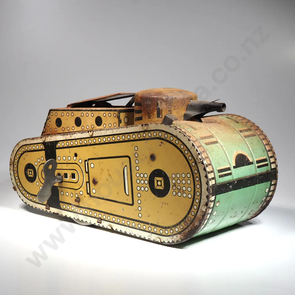 Marx - Tin Lithograph 'Doughboy' Tank with Pop-up Solider Image 1++