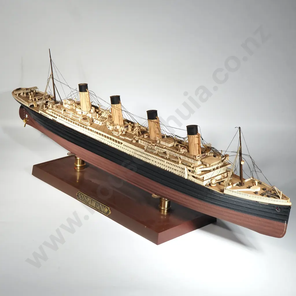 Model of the Titanic Image 1++