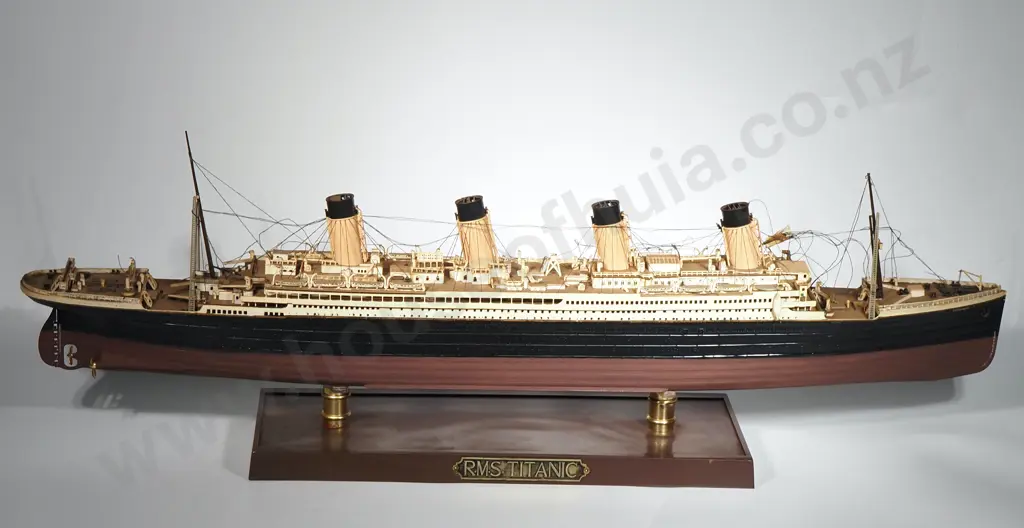 Model of the Titanic Image 1++