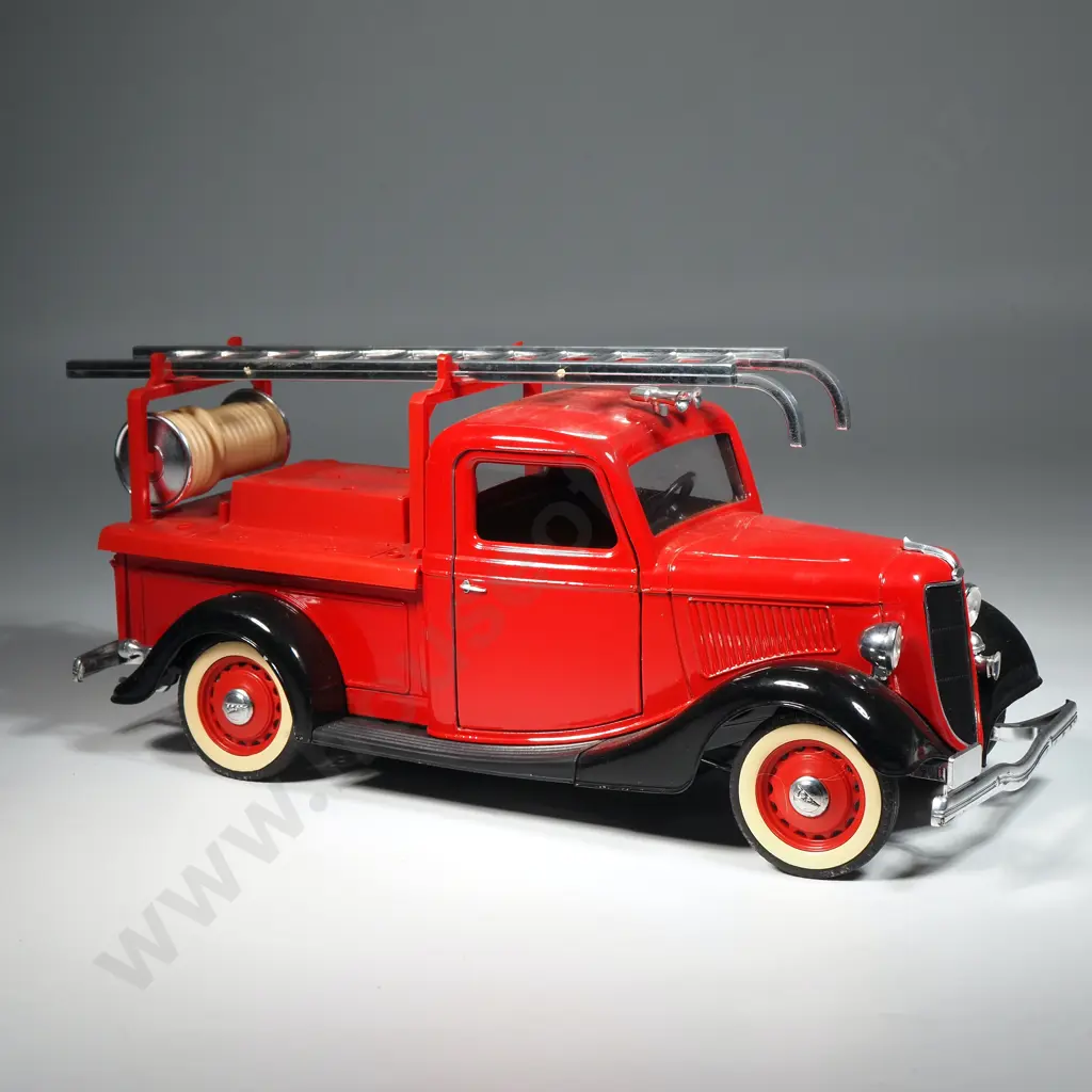Solido - Beverly Hills Fire Engine, Ford V8 Image 1++